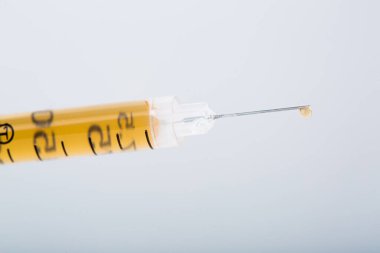 Düşürme kapaklı şırıngalar