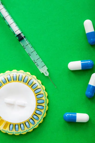 İlaç şırıngası külleri hastanenin yeşil arka planı