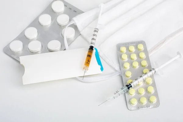 Şırıngalar ve ilaçlar.