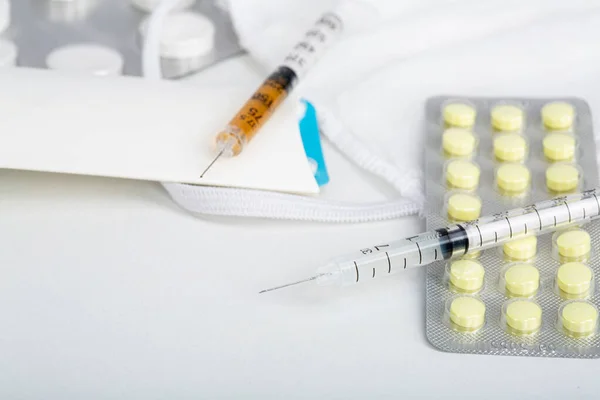 Şırıngalar ve ilaçlar.