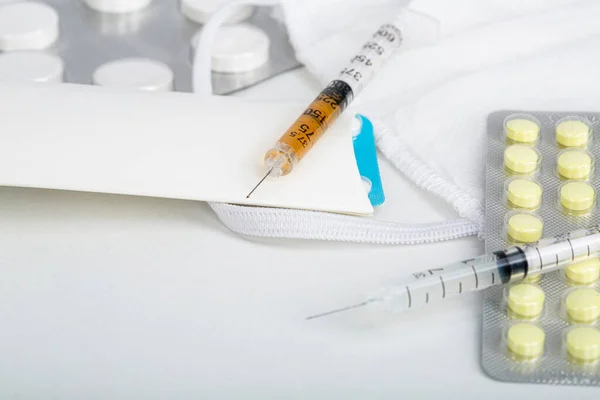 Şırıngalar ve ilaçlar.