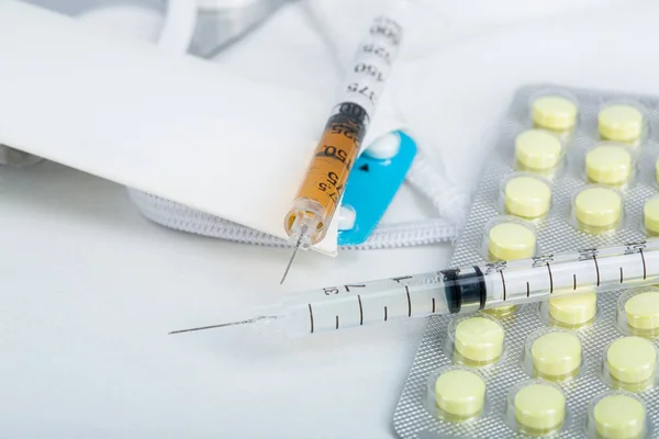 Şırıngalar ve ilaçlar.