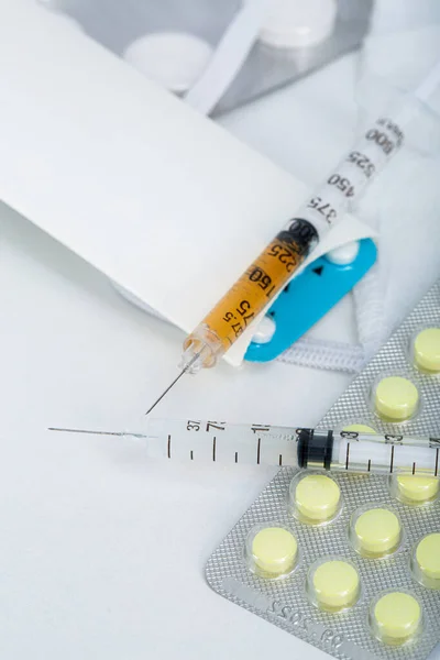 Şırıngalar ve ilaçlar.