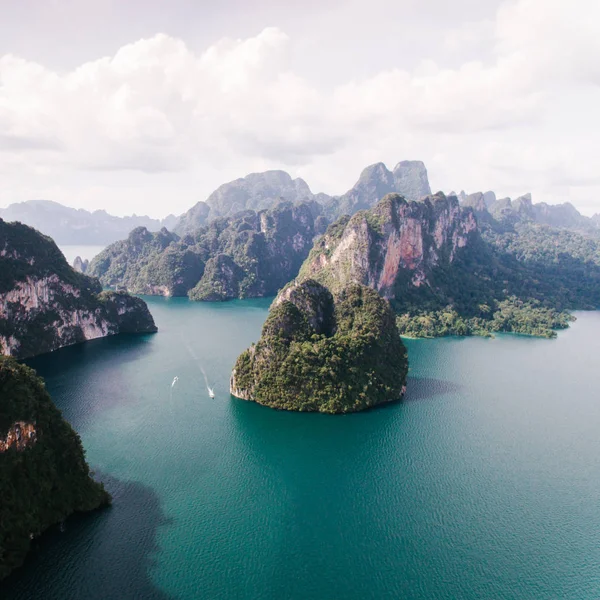 dağlarda Khao sok Milli Parkı