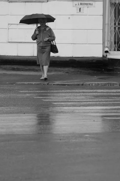 Rússia Barnaul Julho 2014 Senhora Com Guarda Chuva Cruzamento Pedestres — Fotografia de Stock