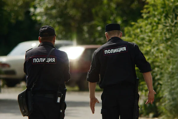 Rusya, Barnaul - 8 Temmuz 2014: İki Rus polisi taşra kasabasının caddesinde devriye geziyor