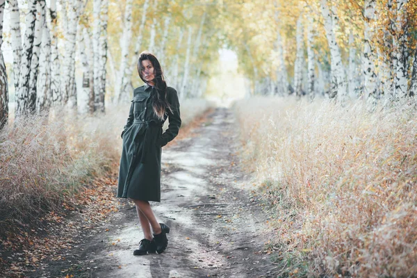 Triste Menina Bonita Com Longos Cabelos Pretos Naturais Fundo Bokeh — Fotografia de Stock