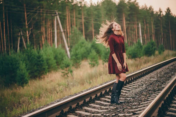 Beautiful Dancing Girl Curly Natural Hair Enjoy Nature Forest Railway — ストック写真