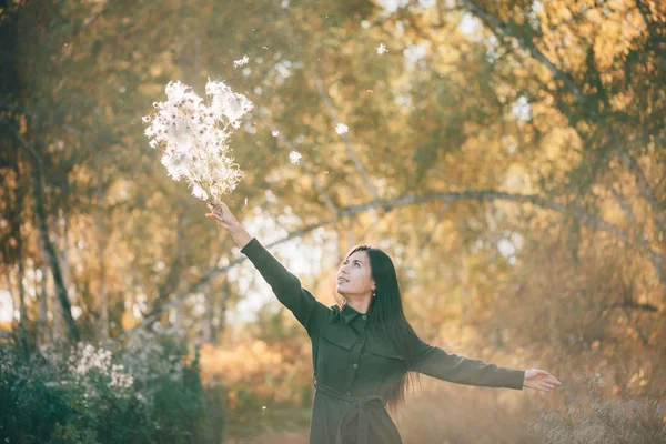 Dreamy Beautiful Girl Thistle Flowers Bouquet Golden Sunlight Bokeh Background — ストック写真