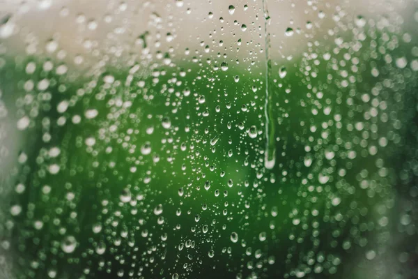 Okenní Sklo Kapkami Deště Atmosférické Zelené Pozadí Kapkami Deště Bokeh — Stock fotografie