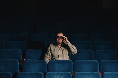 Karanlık sinema salonunda bir yönetmen tarafından. Gösterişsiz, yaratıcı bir adamın portresi. Konser salonunda yalnız bir sanat şahsiyeti. Prömiyerde sürpriz eleştirmen. Kültür evinde gözlüklü, vahşi, mutlu bir adam..