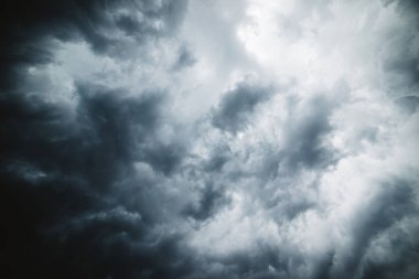Dramatik bulut dokusu. Yağmurdan önce şiddetli kara fırtına bulutları. Bulutlu yağmurlu kötü hava. Fırtına uyarısı. Kümülonimbüsün doğal gri arka planı. Fırtınalı bulutlu gökyüzünün doğal arkaplanı.