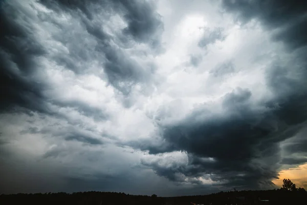 뇌우를 통과하여 구름을 내리는 적갈색 바탕에 폭풍우치는 구름낀 하늘의 — 스톡 사진