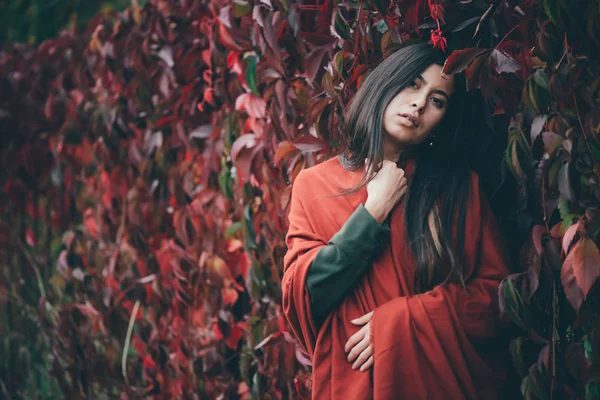 Przerażona Piękna Dziewczyna Długimi Czarnymi Włosami Tle Zielonego Czerwonego Winogrona — Zdjęcie stockowe