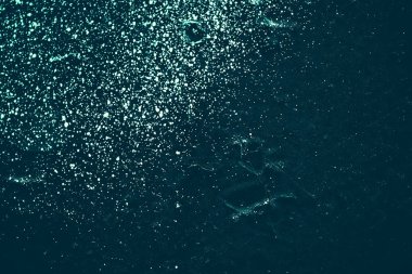 Klasik gök mavisi. Kaba boyalı turkuaz renkli duvar. Siyahların kusurlu düzlemi. Süslenmemiş eski dekoratif arkaplan rengi. Deniz mavisi rengi deseni. Süslü taş yüzeyi.