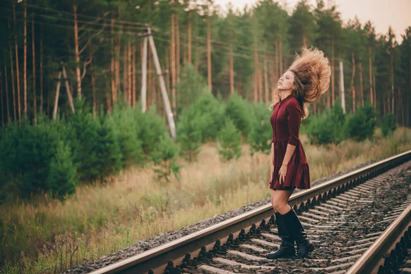 Hermosa Bailarina Con Pelo Rizado Natural Disfrutar Naturaleza Bosque Ferrocarril — Foto de Stock