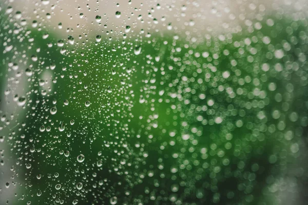 有雨滴的窗玻璃 带雨滴的大气绿色背景 滴滴接近 具有复制空间的宏的详细透明纹理 绝热概念 — 图库照片