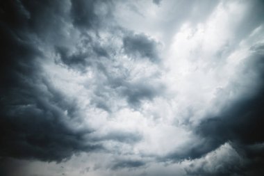 Dramatik bulut dokusu. Yağmurdan önce şiddetli kara fırtına bulutları. Bulutlu yağmurlu kötü hava. Fırtına uyarısı. Kümülonimbüsün doğal gri arka planı. Fırtınalı bulutlu gökyüzünün doğal arkaplanı.