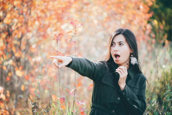 Chockad Flicka Med Överraskad Blick Pekar Finger Bort Vacker Flicka — Stockfoto