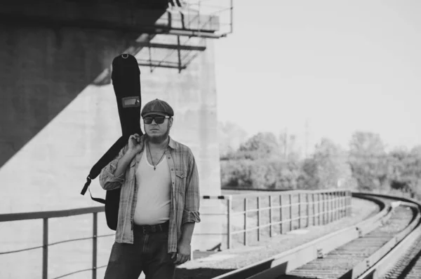 Bluesman Guitar Case Walks Railroad Blues Musician Railway Grayscale Cool — Stock Photo, Image