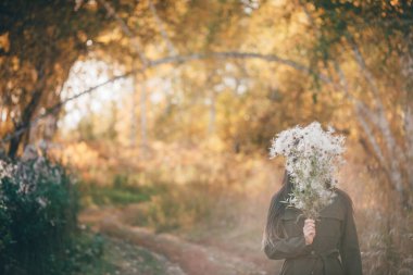 Devedikeni çiçekli, sarı yapraklı, rüya gibi köylü kızı..