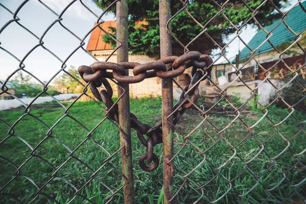 Iron Rusty Chain Link Grid Fence Grungy Chain Heart Shape — 스톡 사진