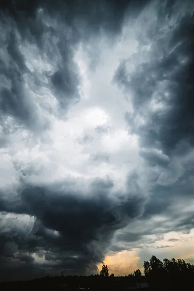 Dramatische Wolkenlandschaft Sonniges Licht Durch Dunkle Gewitterwolken Vor Regen Bewölkt — Stockfoto