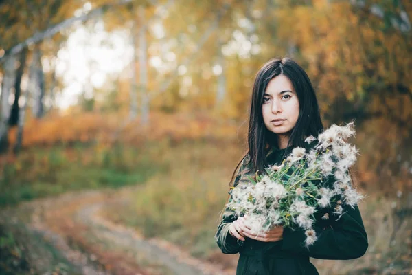 Dreamy Piękne Wieś Dziewczyna Ostu Kwiaty Bukiet Bokeh Tło Żółtymi — Zdjęcie stockowe