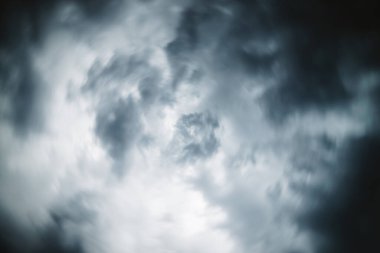 Dramatik bulut dokusu. Yağmurdan önce şiddetli kara fırtına bulutları. Bulutlu yağmurlu kötü hava. Fırtına uyarısı. Kümülonimbüsün doğal gri arka planı. Fırtınalı bulutlu gökyüzünün doğal arkaplanı.