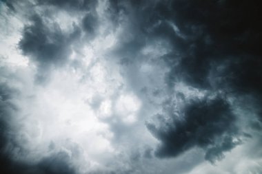 Dramatik bulut dokusu. Yağmurdan önce şiddetli kara fırtına bulutları. Bulutlu yağmurlu kötü hava. Fırtına uyarısı. Kümülonimbüsün doğal gri arka planı. Fırtınalı bulutlu gökyüzünün doğal arkaplanı.