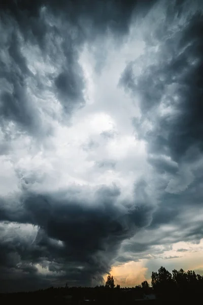 뇌우를 통과하여 구름을 내리는 적갈색 바탕에 폭풍우치는 구름낀 하늘의 — 스톡 사진