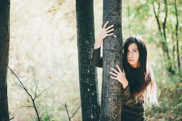 Rapariga Assustada Está Sozinha Floresta Escondida Atrás Tronco Árvore Rapariga — Fotografia de Stock