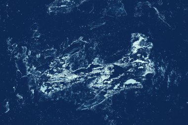 Klasik mavi arka plan. Safir renginde kaba boyanmış bir duvar. Kusurlu mavi renkli uçak. Eski moda dekoratif arkaplan renginde. Safirin renginin dokusu. Süslü taş yüzeyi.