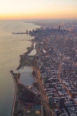 Michigan Gölü ile Chicago manzarası gündoğumu havadan görünümü