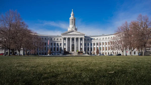 Colorado devlet sermayesi ile mavi gökyüzü ve yeşil çimen