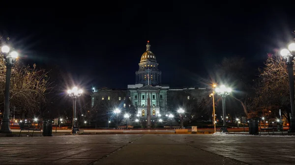 Столица штата Колорадо ночью — стоковое фото