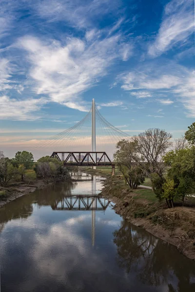 Margaret Hunt Hill Bridge Reflexión sobre Trinity River — Foto de Stock