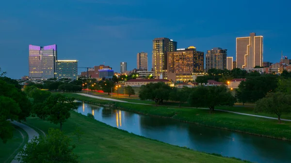 Fort Wroth Skyline di notte con Trinity Trail — Foto Stock