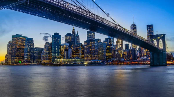 Манхэттенский мост и NYC Skyline — стоковое фото