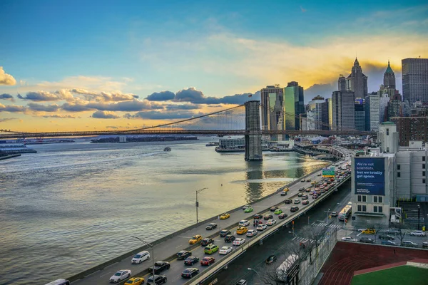 Манхэттенский мост и NYC Skyline — стоковое фото