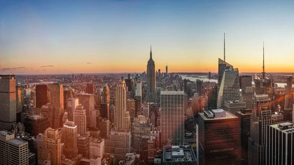 Нью-Йорк Skyline с Эмпайр-стейт-билдинг во время заката — стоковое фото
