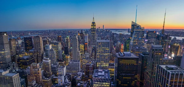 Нью-Йорк Skyline с Эмпайр Стейт Билдинг во время заката в ночное время — стоковое фото