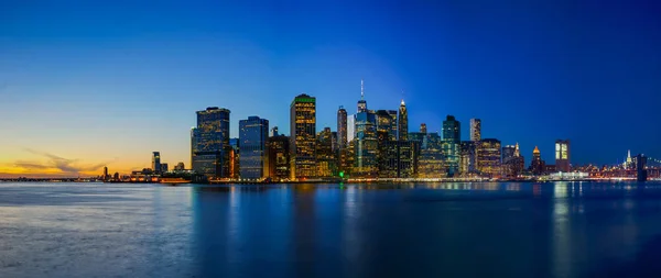 Нью-Йорк Skyline закат ночью — стоковое фото