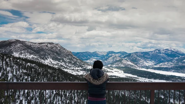 Un'escursionista donna sta guardando le montagne al Rocky Mountain National Park, Colorado . — Foto Stock