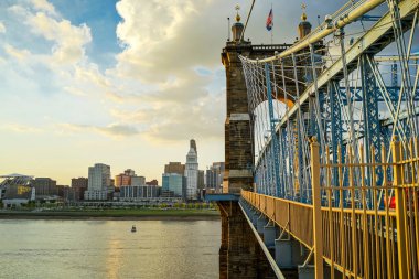John A. Roebling asma köprü günbatımı sırasında
