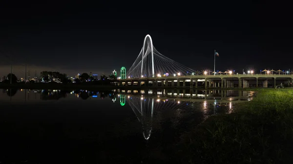 Margaret Hunt Hill Bridge por la noche — Foto de Stock