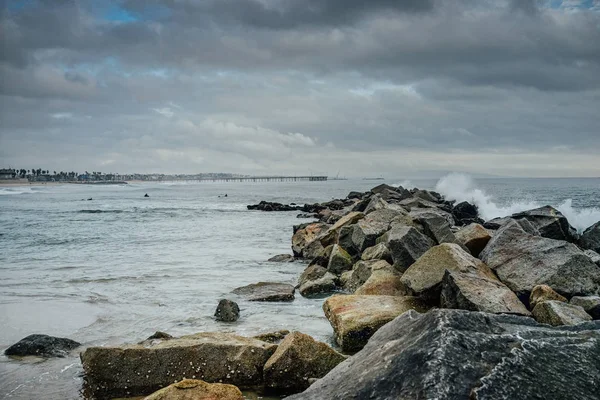 Uderzy skałą, na plaży — Zdjęcie stockowe