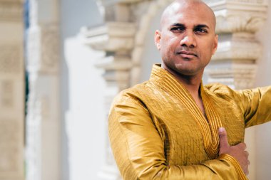 Handsom Tapınağı'nda altın Kurta Hint erkekte