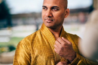 Handsom Tapınağı'nda altın Kurta Hint erkekte