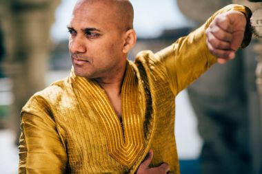 Handsom Tapınağı'nda altın Kurta Hint erkekte